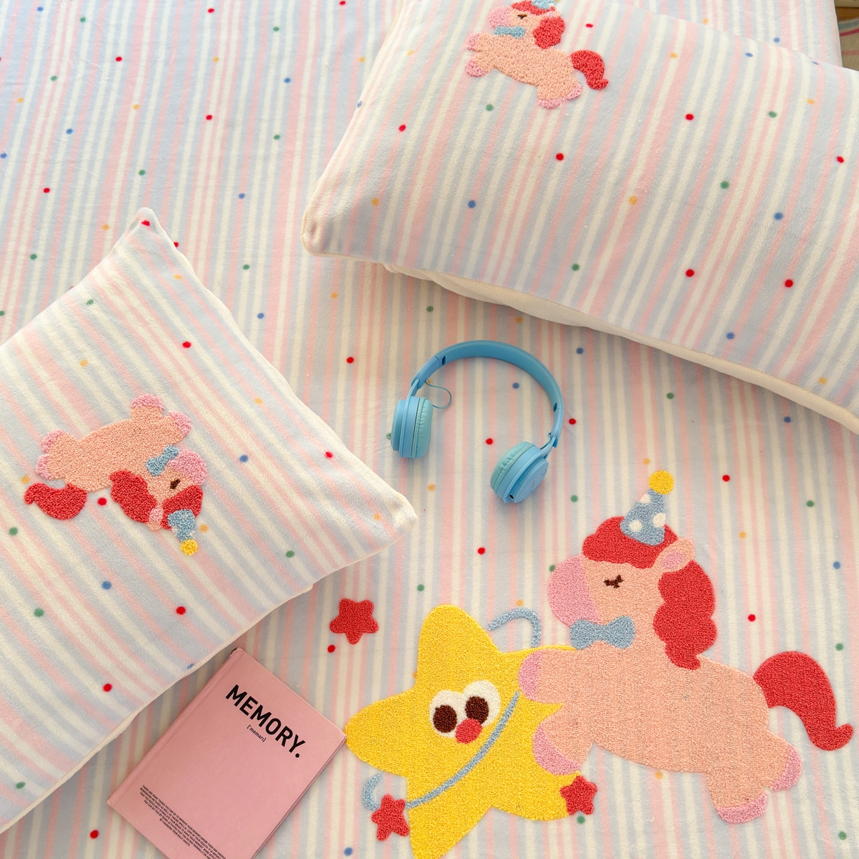 91家纺网 家纺一手货源 找家纺 寐居家纺 2025新款毛巾绣牛奶绒床笠 甜心小骑