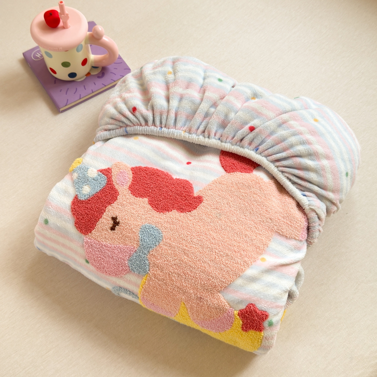 91家纺网 家纺一手货源 找家纺 寐居家纺 2025新款毛巾绣牛奶绒床笠 甜心小骑