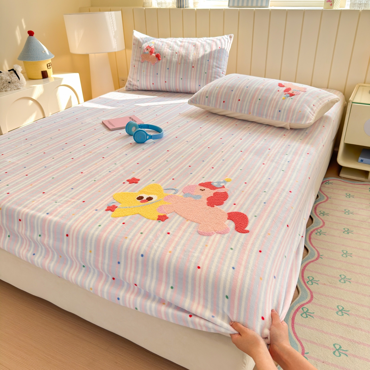 寐居家纺 2025新款毛巾绣牛奶绒床笠 甜心小骑