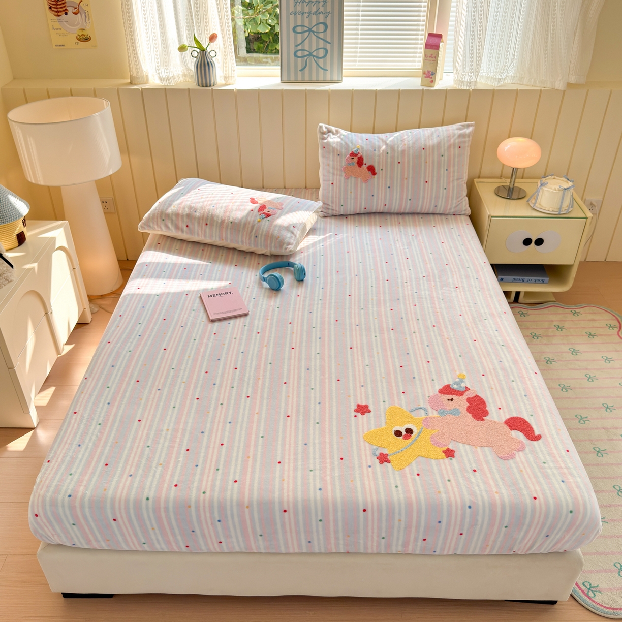 91家纺网 家纺一手货源 找家纺 寐居家纺 2025新款毛巾绣牛奶绒床笠 甜心小骑