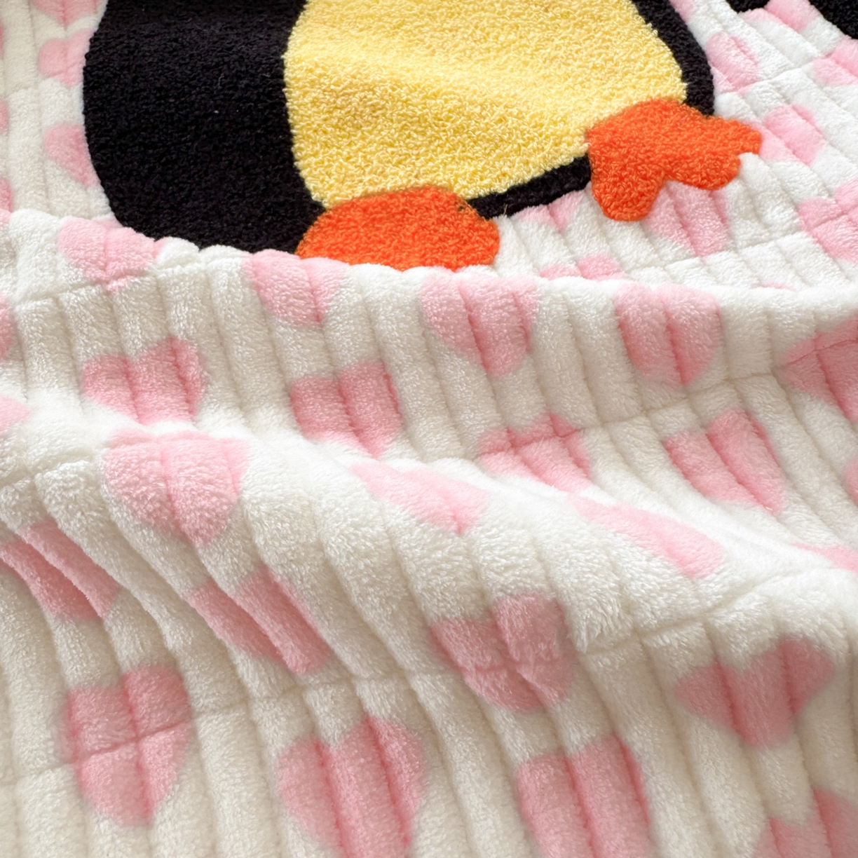 91家纺网 家纺一手货源 找家纺 寐居家纺 2025新款A类牛奶绒毛巾绣床盖 红果果