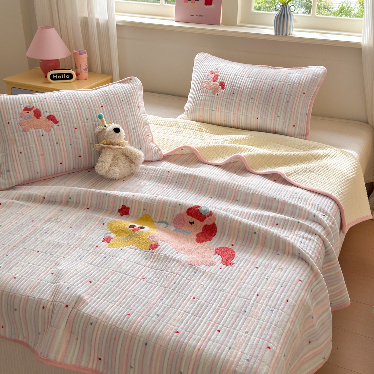 91家纺网 家纺一手货源 找家纺 寐居家纺 2025新款A类牛奶绒毛巾绣床盖 甜心小骑