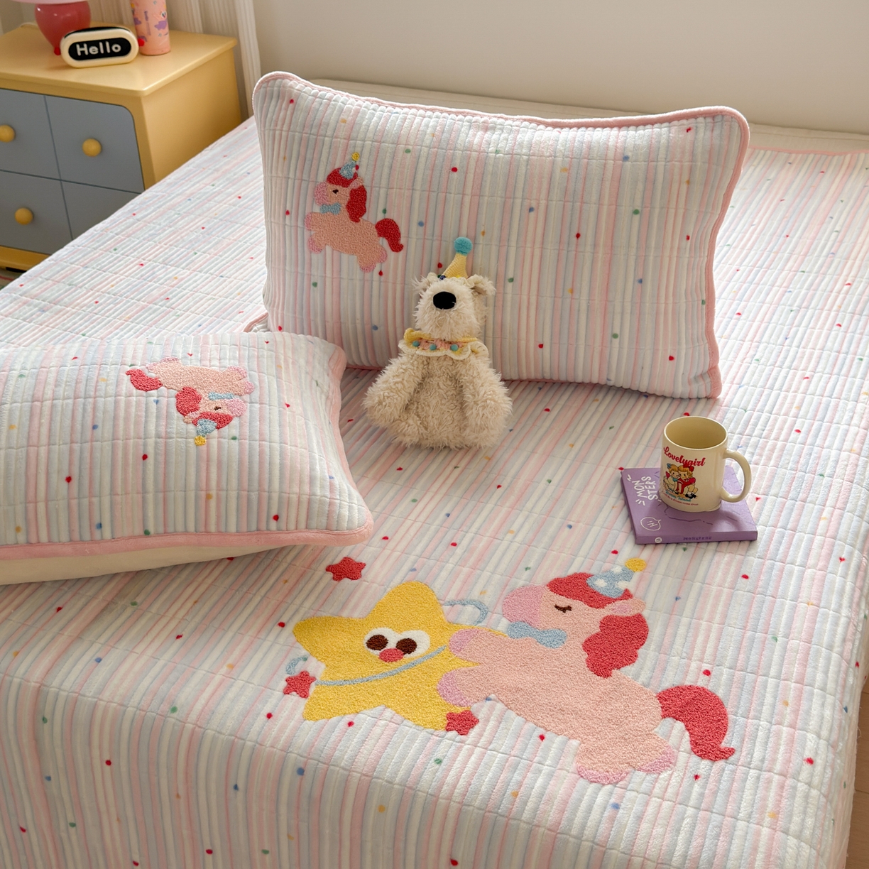 91家纺网 家纺一手货源 找家纺 寐居家纺 2025新款A类牛奶绒毛巾绣床盖 甜心小骑