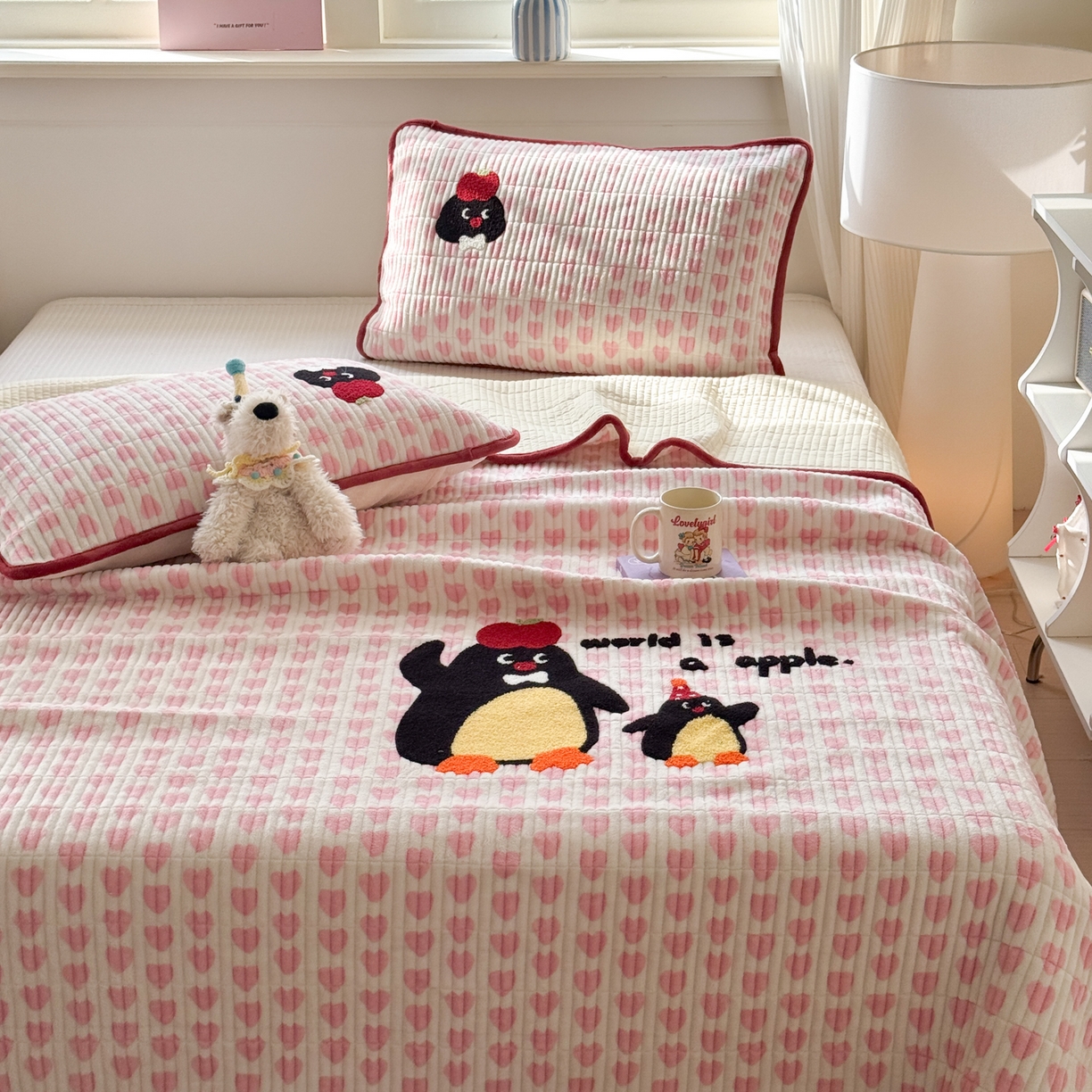 91家纺网 家纺一手货源 找家纺 寐居家纺 2025新款A类牛奶绒毛巾绣床盖 红果果