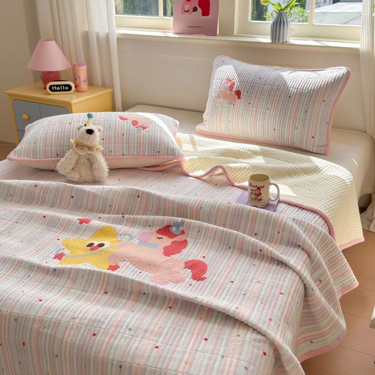 91家纺网 家纺一手货源 找家纺 寐居家纺 2025新款A类牛奶绒毛巾绣床盖 甜心小骑