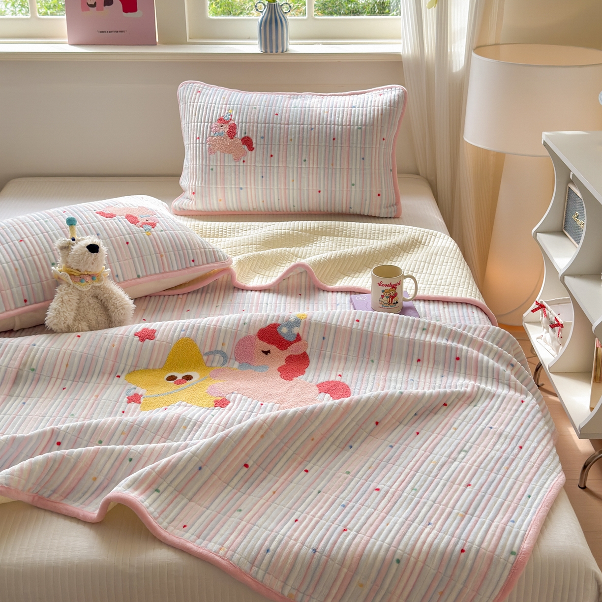 91家纺网 家纺一手货源 找家纺 寐居家纺 2025新款A类牛奶绒毛巾绣床盖 甜心小骑