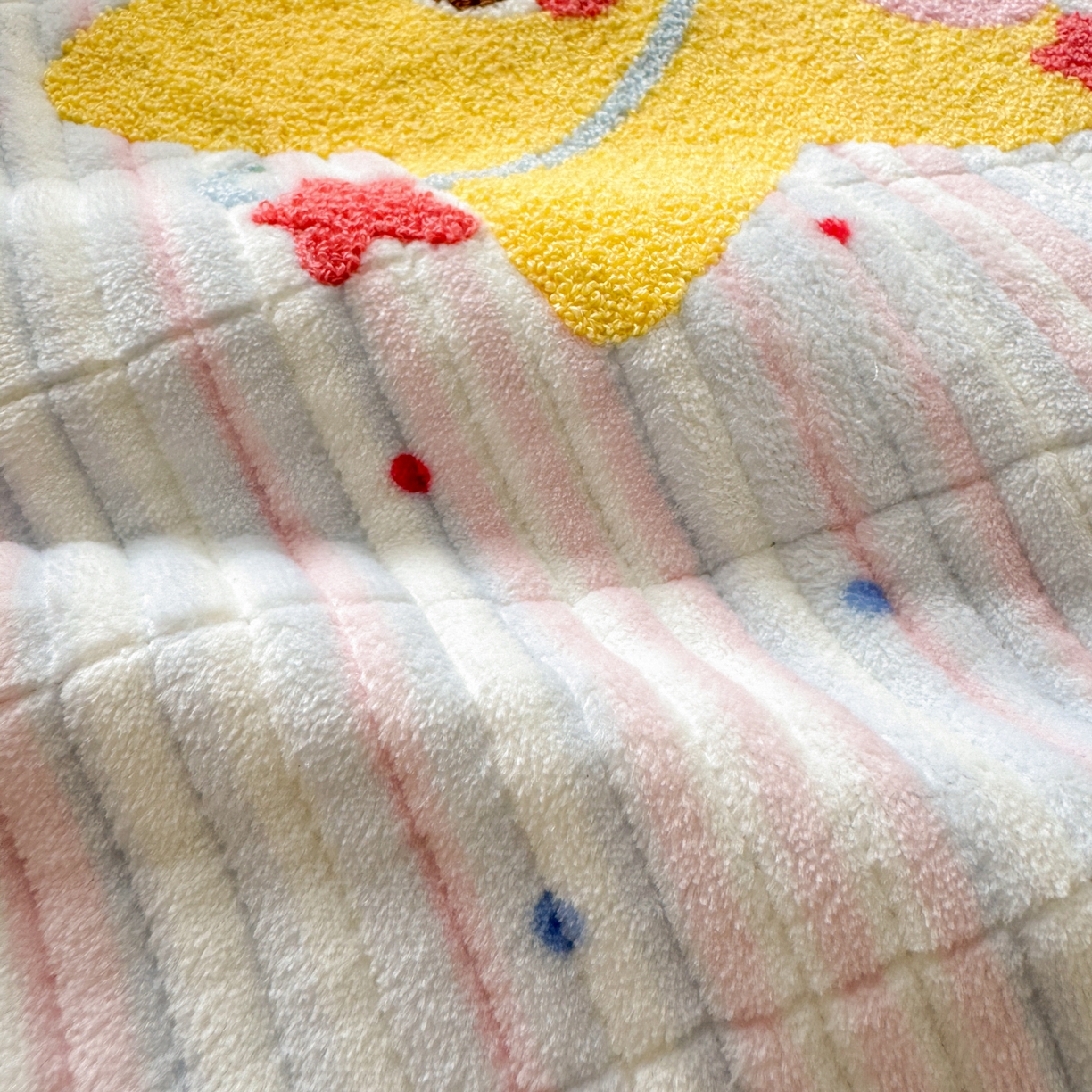 91家纺网 家纺一手货源 找家纺 寐居家纺 2025新款A类牛奶绒毛巾绣床盖 甜心小骑