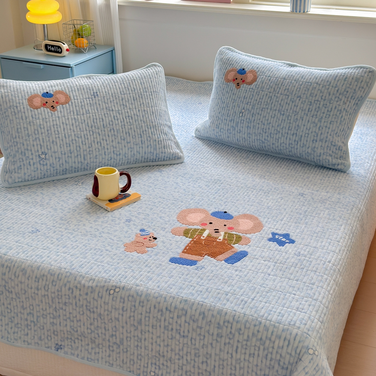 91家纺网 家纺一手货源 找家纺 寐居家纺 2025新款A类牛奶绒毛巾绣床盖 星伴小象