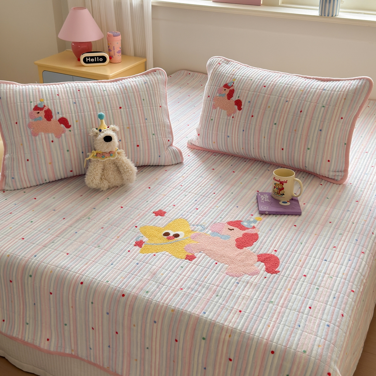 91家纺网 家纺一手货源 找家纺 寐居家纺 2025新款A类牛奶绒毛巾绣床盖 甜心小骑