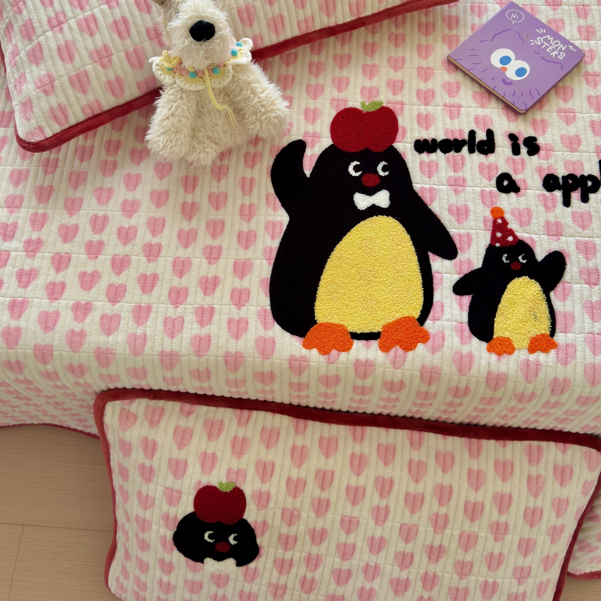 91家纺网 家纺一手货源 找家纺 寐居家纺 2025新款A类牛奶绒毛巾绣床盖 红果果