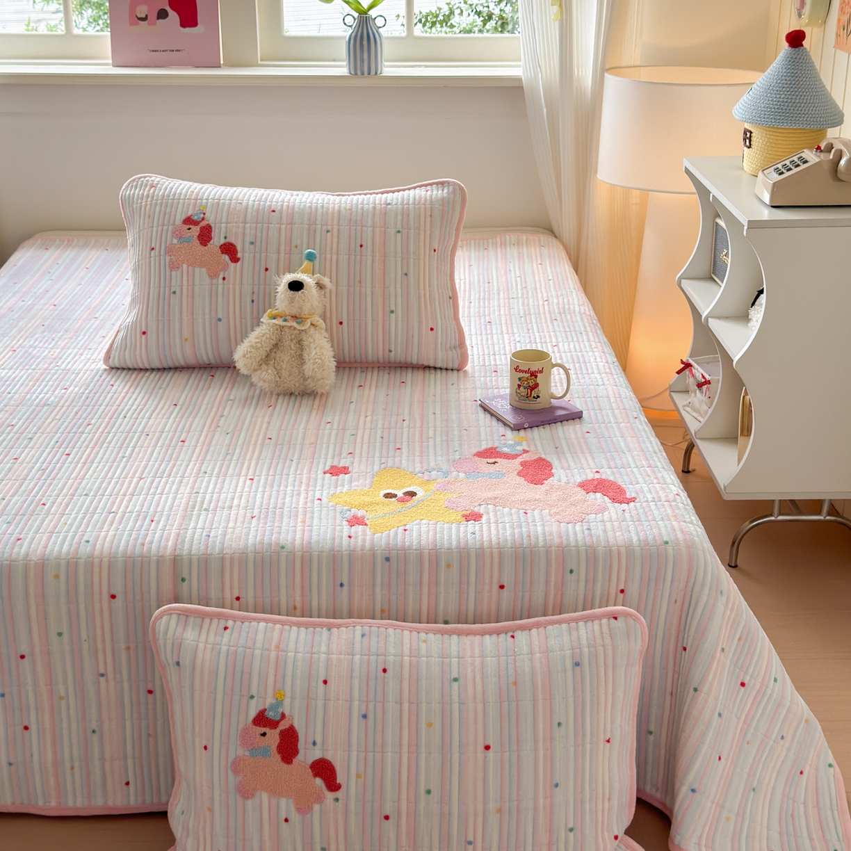 91家纺网 家纺一手货源 找家纺 寐居家纺 2025新款A类牛奶绒毛巾绣床盖 甜心小骑