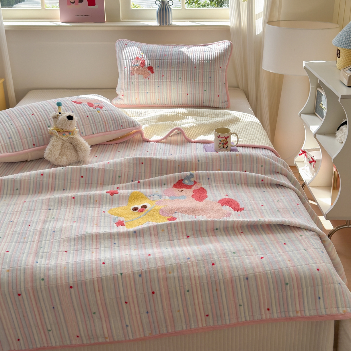 91家纺网 家纺一手货源 找家纺 寐居家纺 2025新款A类牛奶绒毛巾绣床盖 甜心小骑