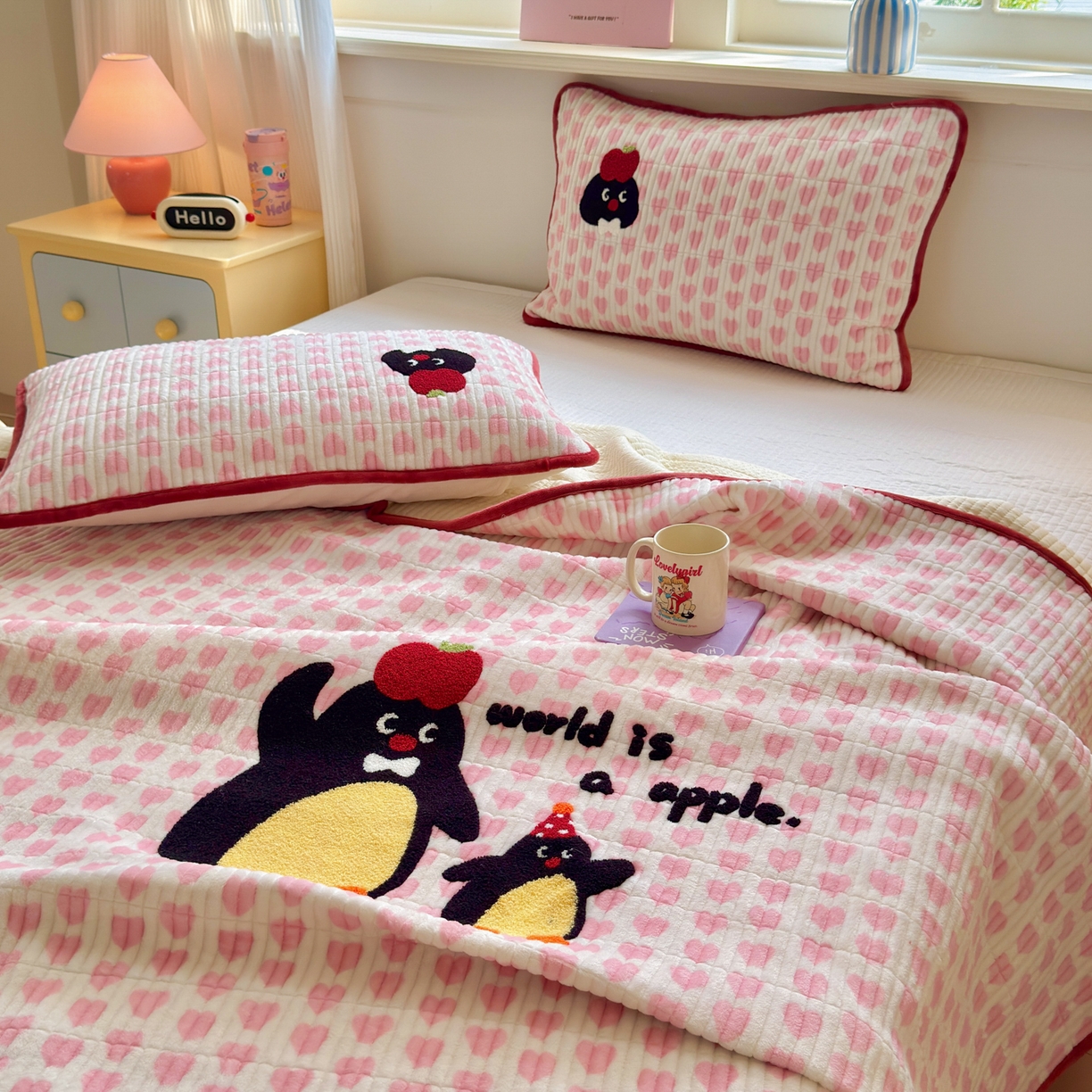 91家纺网 家纺一手货源 找家纺 寐居家纺 2025新款A类牛奶绒毛巾绣床盖 红果果