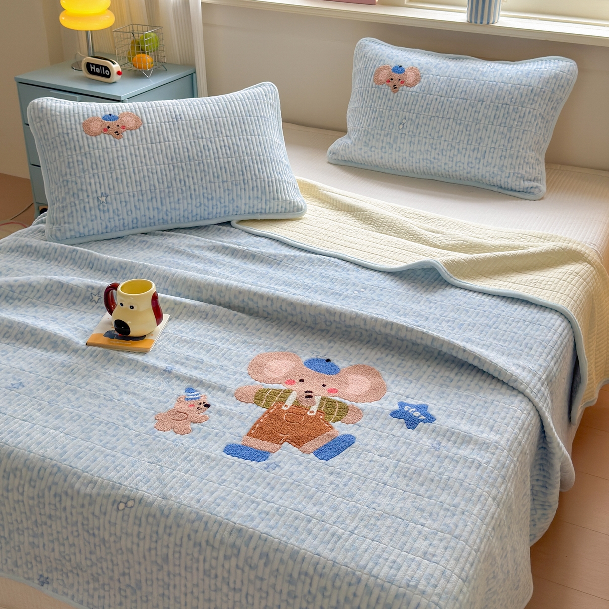 91家纺网 家纺一手货源 找家纺 寐居家纺 2025新款A类牛奶绒毛巾绣床盖 星伴小象