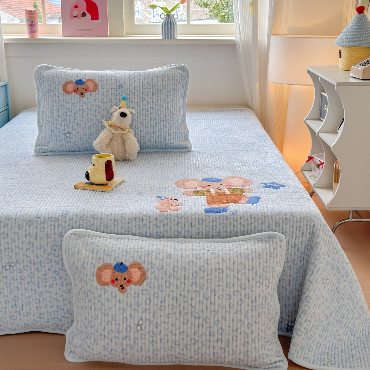 91家纺网 家纺一手货源 找家纺 寐居家纺 2025新款A类牛奶绒毛巾绣床盖 星伴小象