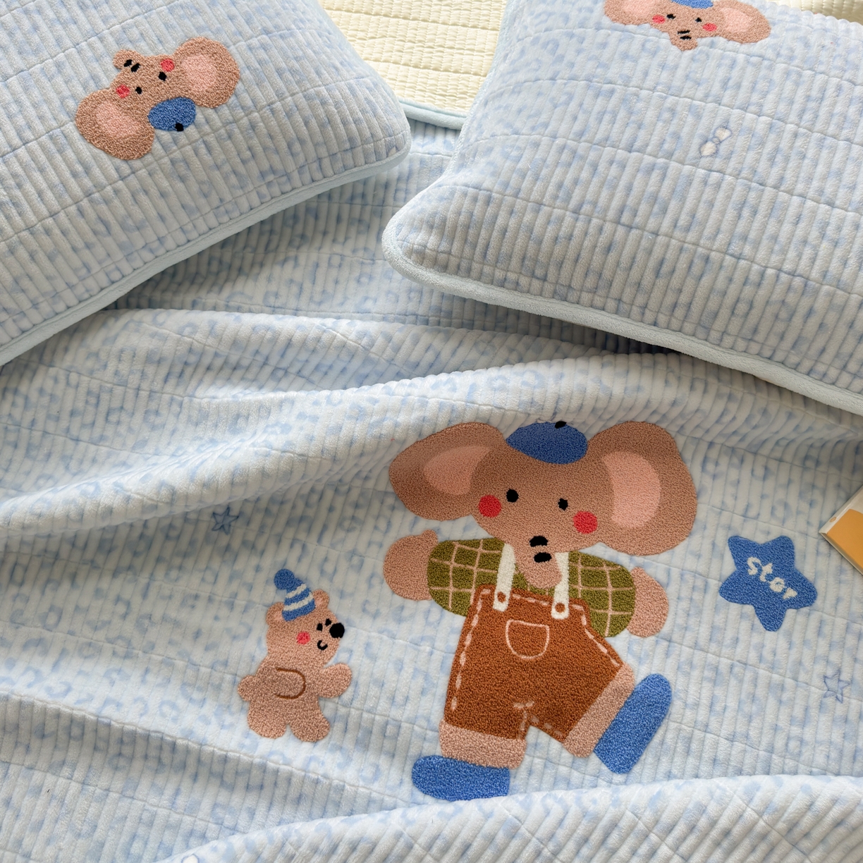 91家纺网 家纺一手货源 找家纺 寐居家纺 2025新款A类牛奶绒毛巾绣床盖 星伴小象