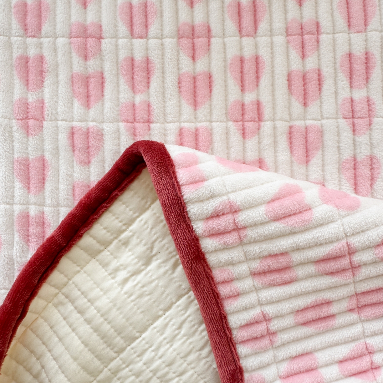 91家纺网 家纺一手货源 找家纺 寐居家纺 2025新款A类牛奶绒毛巾绣床盖 红果果