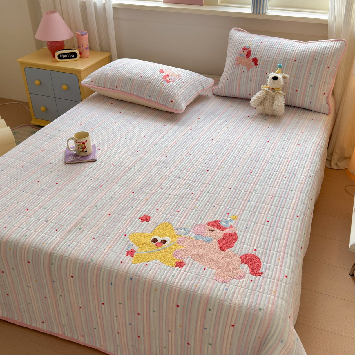 91家纺网 家纺一手货源 找家纺 寐居家纺 2025新款A类牛奶绒毛巾绣床盖 甜心小骑