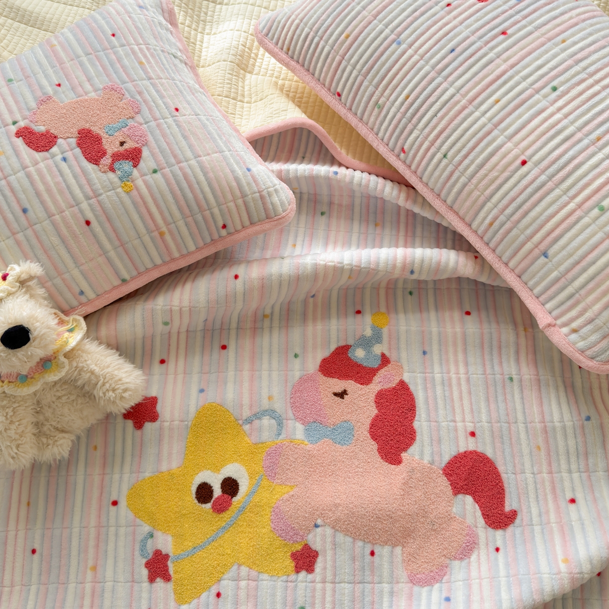 91家纺网 家纺一手货源 找家纺 寐居家纺 2025新款A类牛奶绒毛巾绣床盖 甜心小骑