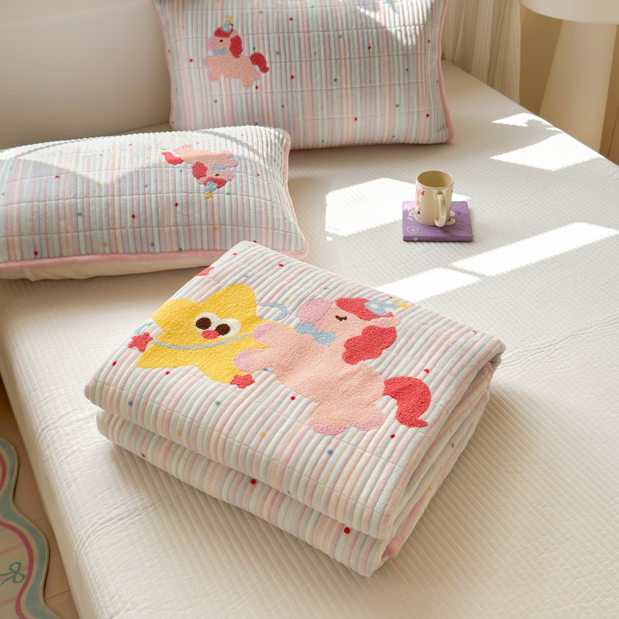 91家纺网 家纺一手货源 找家纺 寐居家纺 2025新款A类牛奶绒毛巾绣床盖 甜心小骑