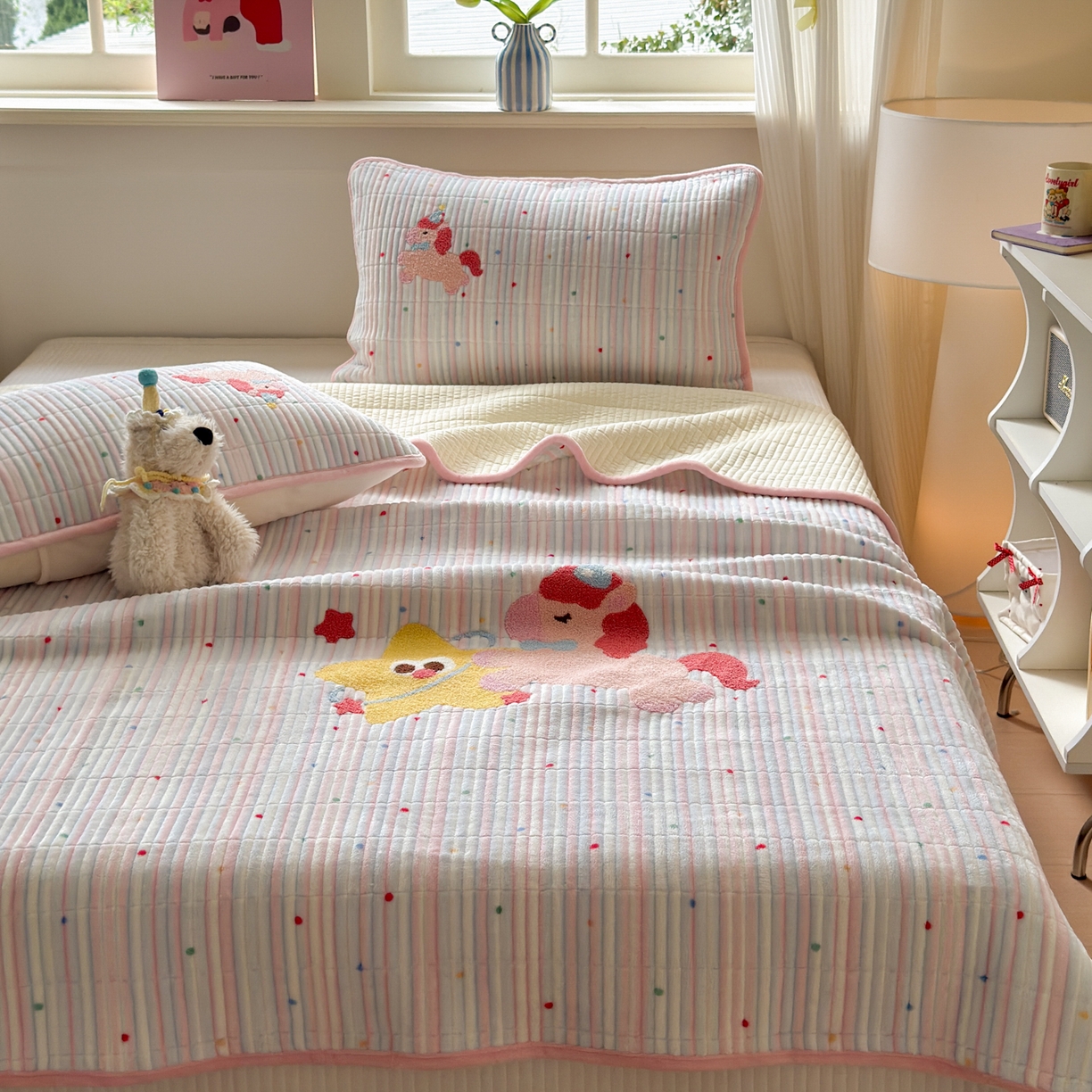 91家纺网 家纺一手货源 找家纺 寐居家纺 2025新款A类牛奶绒毛巾绣床盖 甜心小骑