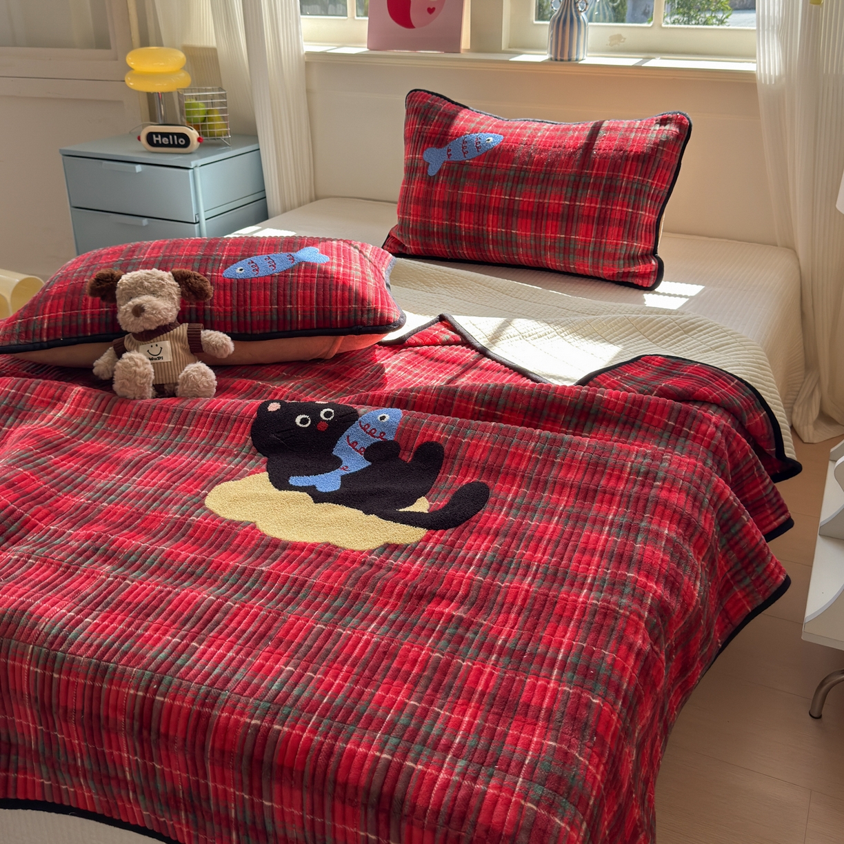 91家纺网 家纺一手货源 找家纺 寐居家纺 2025新款A类牛奶绒毛巾绣床盖 年年有鱼