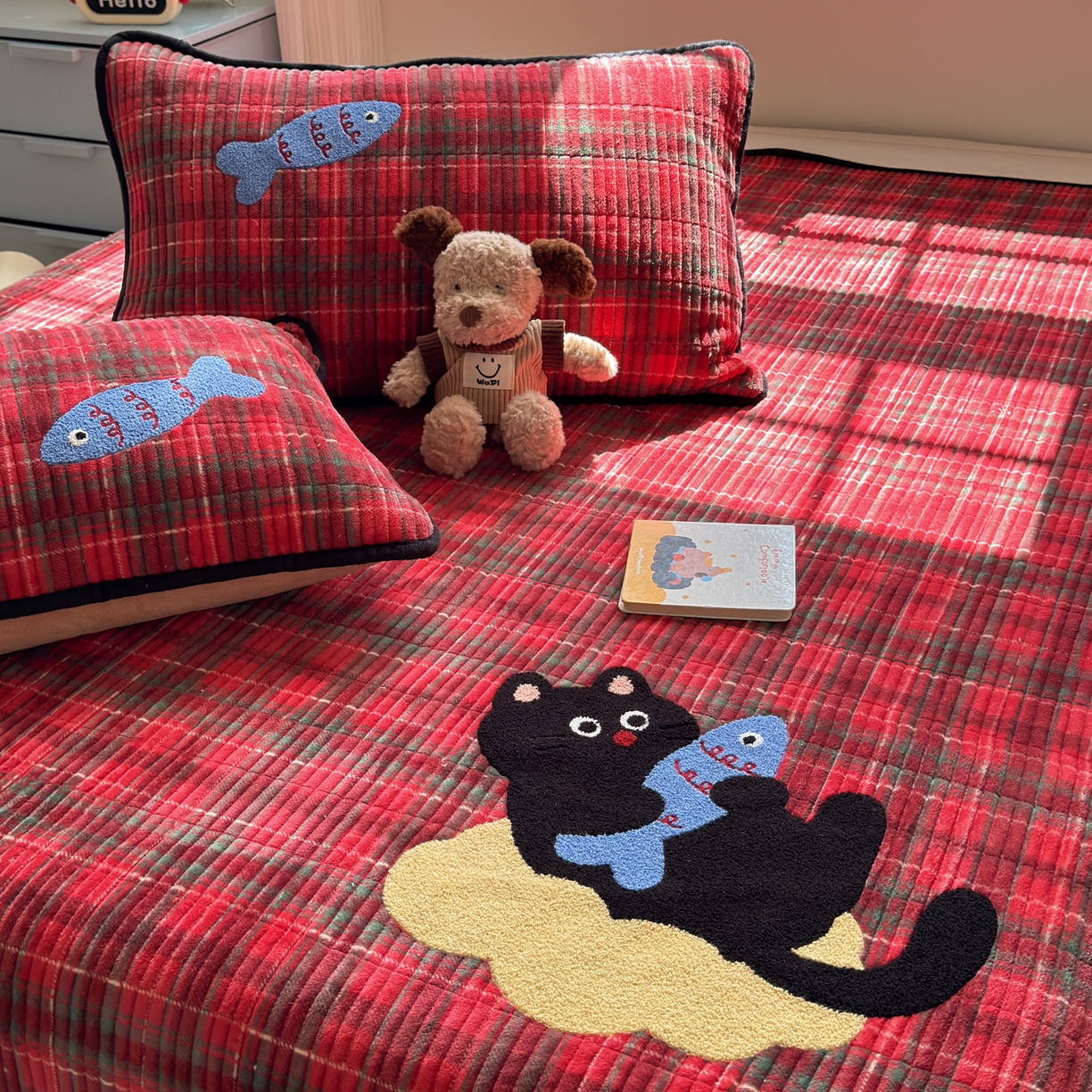 91家纺网 家纺一手货源 找家纺 寐居家纺 2025新款A类牛奶绒毛巾绣床盖 年年有鱼