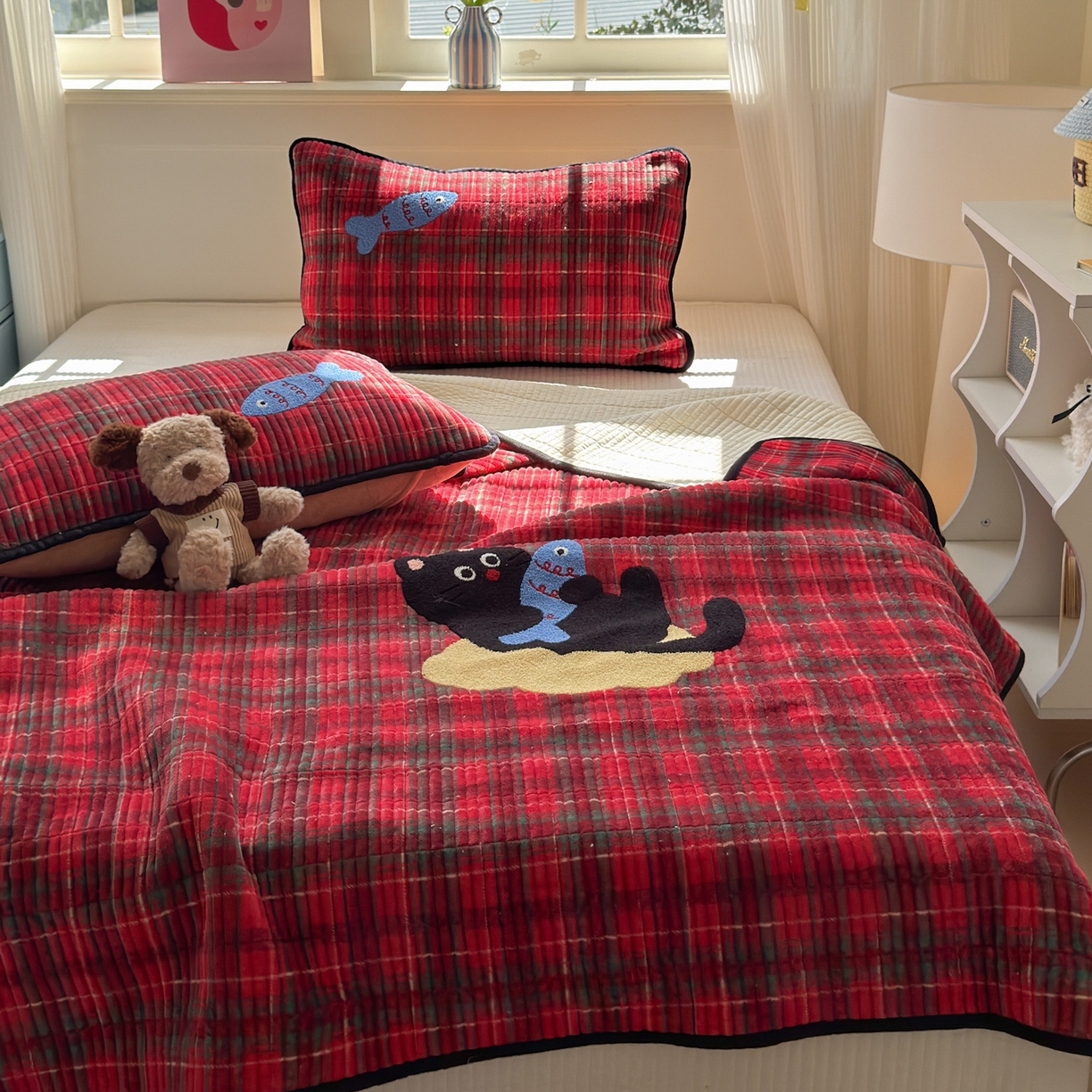 91家纺网 家纺一手货源 找家纺 寐居家纺 2025新款A类牛奶绒毛巾绣床盖 年年有鱼