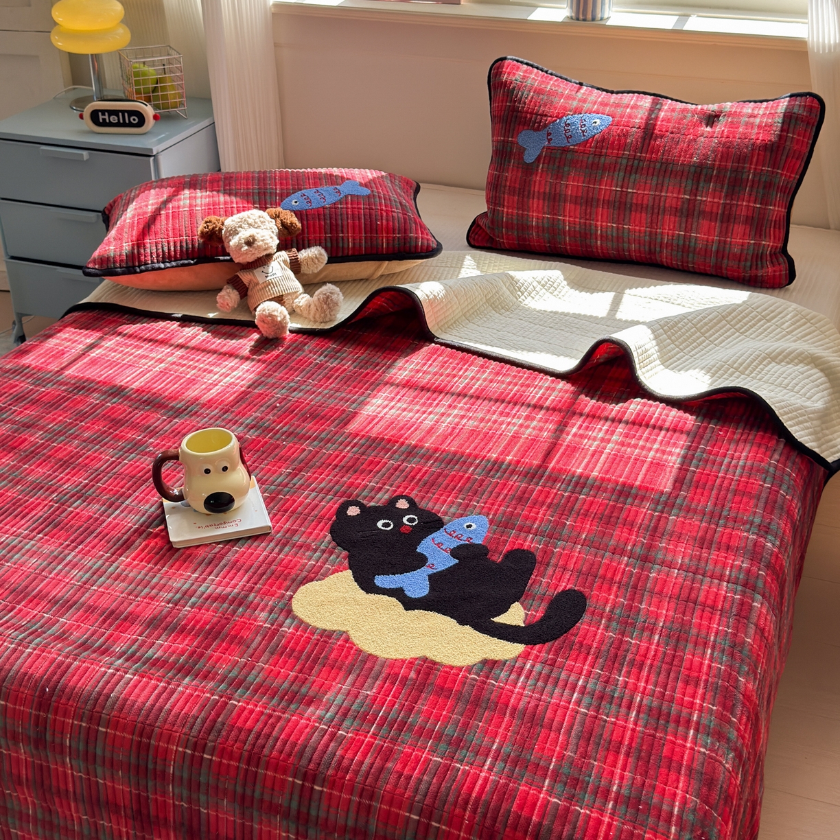 91家纺网 家纺一手货源 找家纺 寐居家纺 2025新款A类牛奶绒毛巾绣床盖 年年有鱼