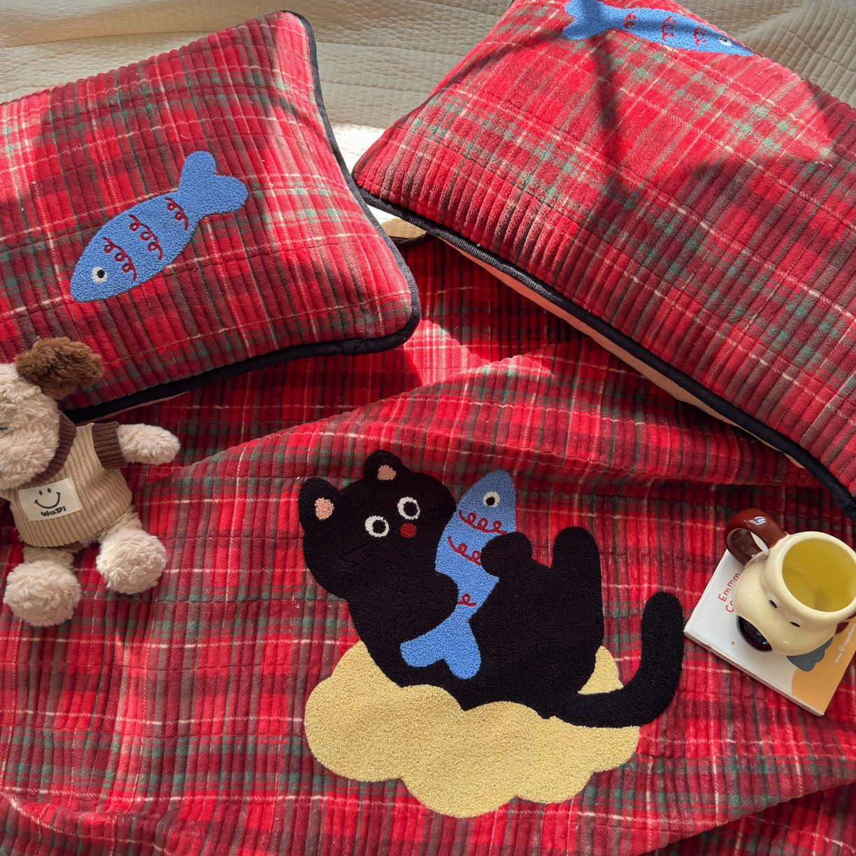 91家纺网 家纺一手货源 找家纺 寐居家纺 2025新款A类牛奶绒毛巾绣床盖 年年有鱼