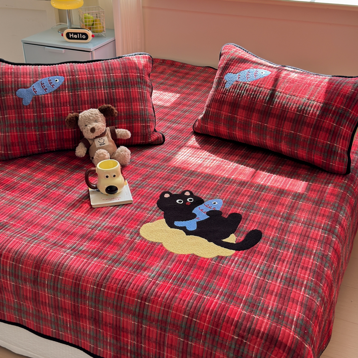 91家纺网 家纺一手货源 找家纺 寐居家纺 2025新款A类牛奶绒毛巾绣床盖 年年有鱼