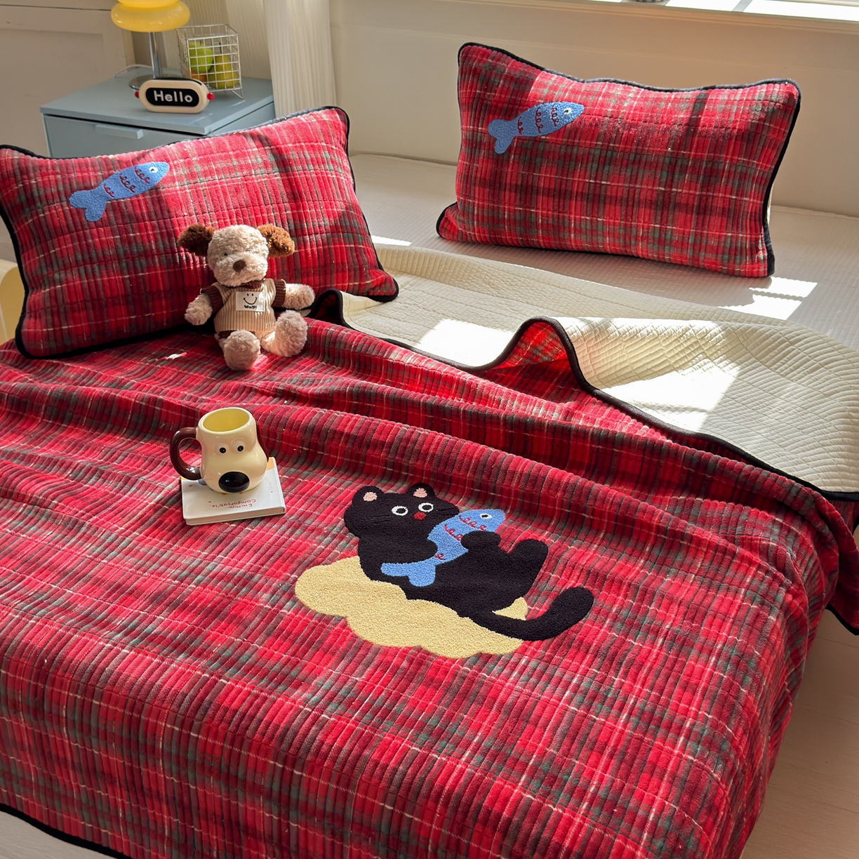 91家纺网 家纺一手货源 找家纺 寐居家纺 2025新款A类牛奶绒毛巾绣床盖 年年有鱼