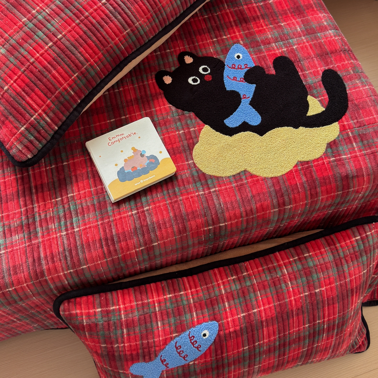 91家纺网 家纺一手货源 找家纺 寐居家纺 2025新款A类牛奶绒毛巾绣床盖 年年有鱼