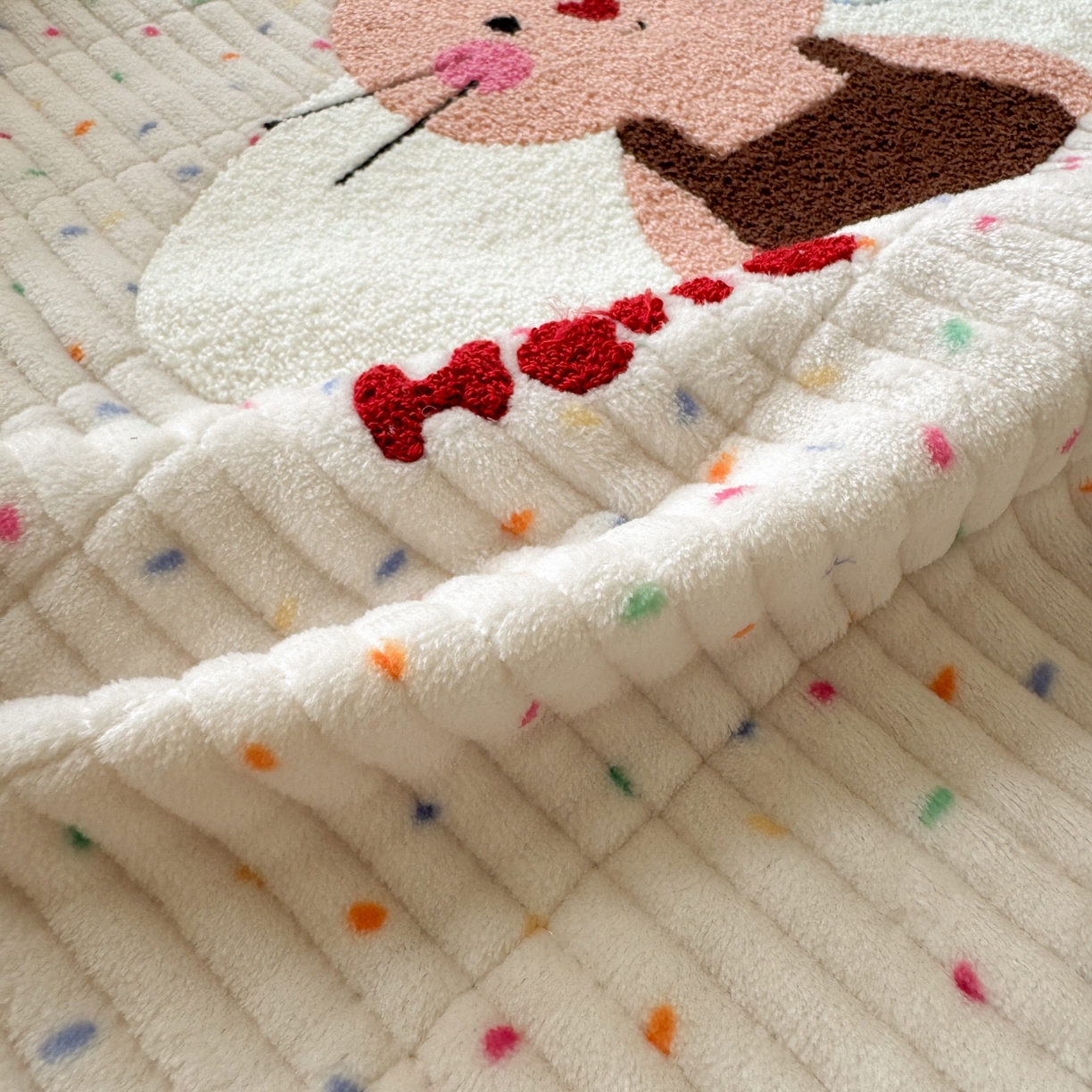 91家纺网 家纺一手货源 找家纺 寐居家纺 2025新款A类牛奶绒毛巾绣床盖 萌兔有约