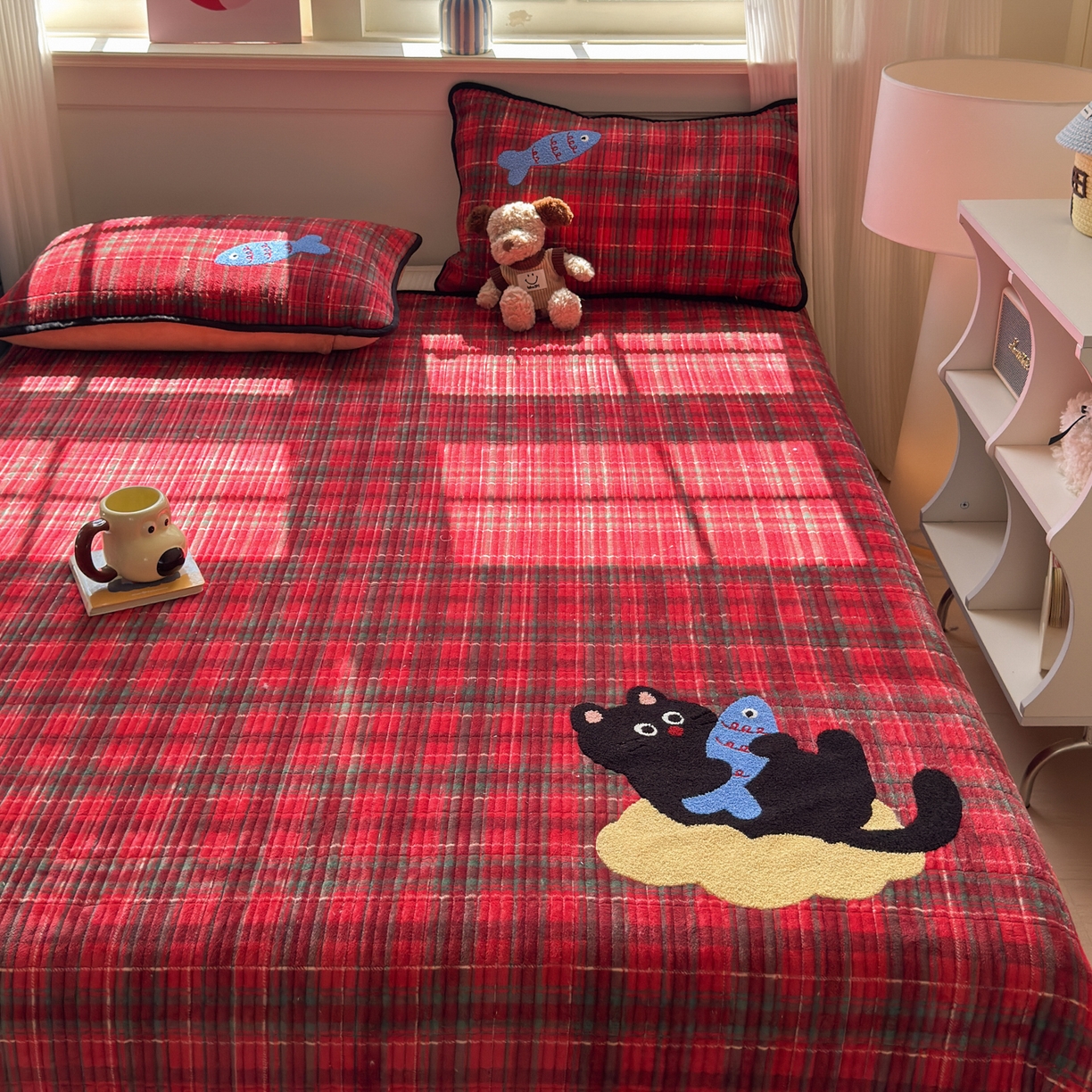 91家纺网 家纺一手货源 找家纺 寐居家纺 2025新款A类牛奶绒毛巾绣床盖 年年有鱼