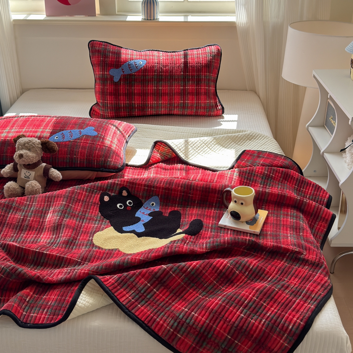 91家纺网 家纺一手货源 找家纺 寐居家纺 2025新款A类牛奶绒毛巾绣床盖 年年有鱼