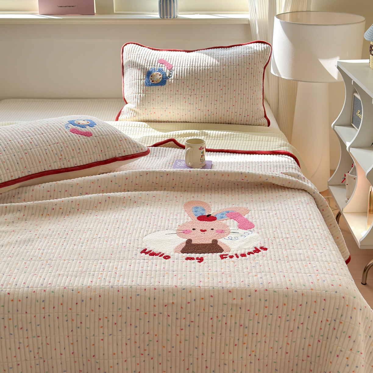 91家纺网 家纺一手货源 找家纺 寐居家纺 2025新款A类牛奶绒毛巾绣床盖 萌兔有约