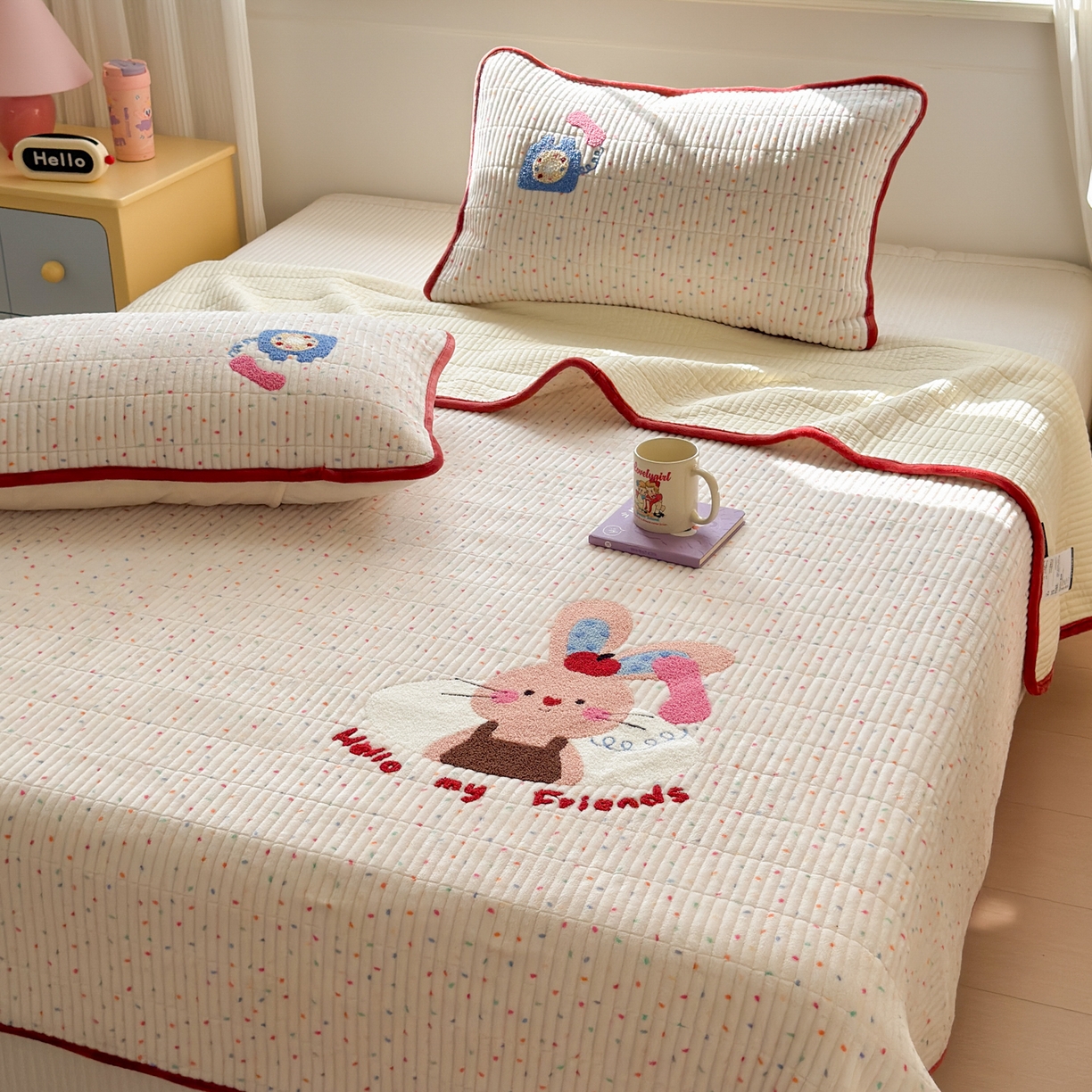 91家纺网 家纺一手货源 找家纺 寐居家纺 2025新款A类牛奶绒毛巾绣床盖 萌兔有约