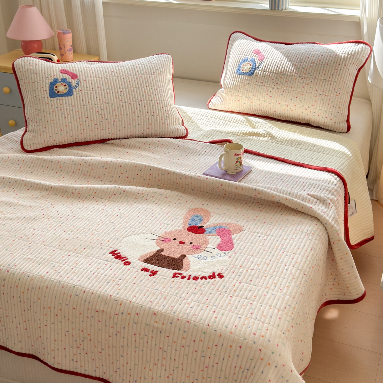 91家纺网 家纺一手货源 找家纺 寐居家纺 2025新款A类牛奶绒毛巾绣床盖 萌兔有约