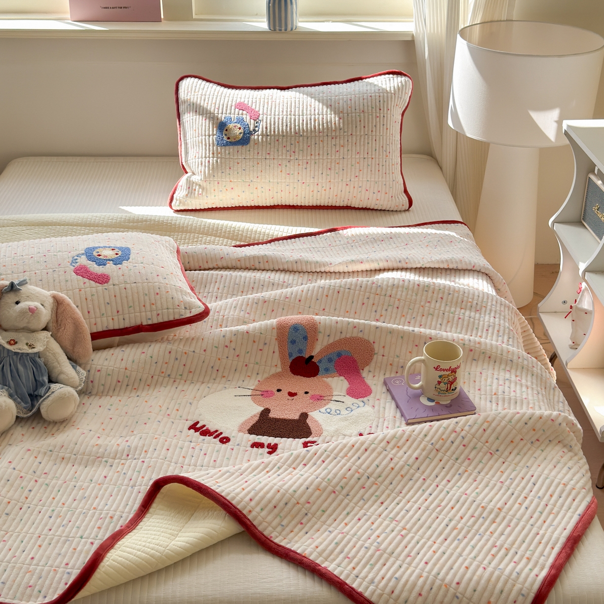 91家纺网 家纺一手货源 找家纺 寐居家纺 2025新款A类牛奶绒毛巾绣床盖 萌兔有约