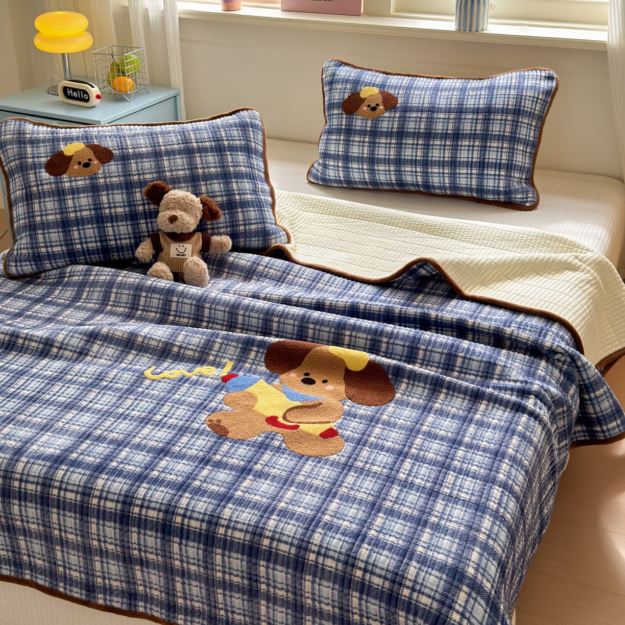 91家纺网 家纺一手货源 找家纺 寐居家纺 2025新款A类牛奶绒毛巾绣床盖 格纹萌犬