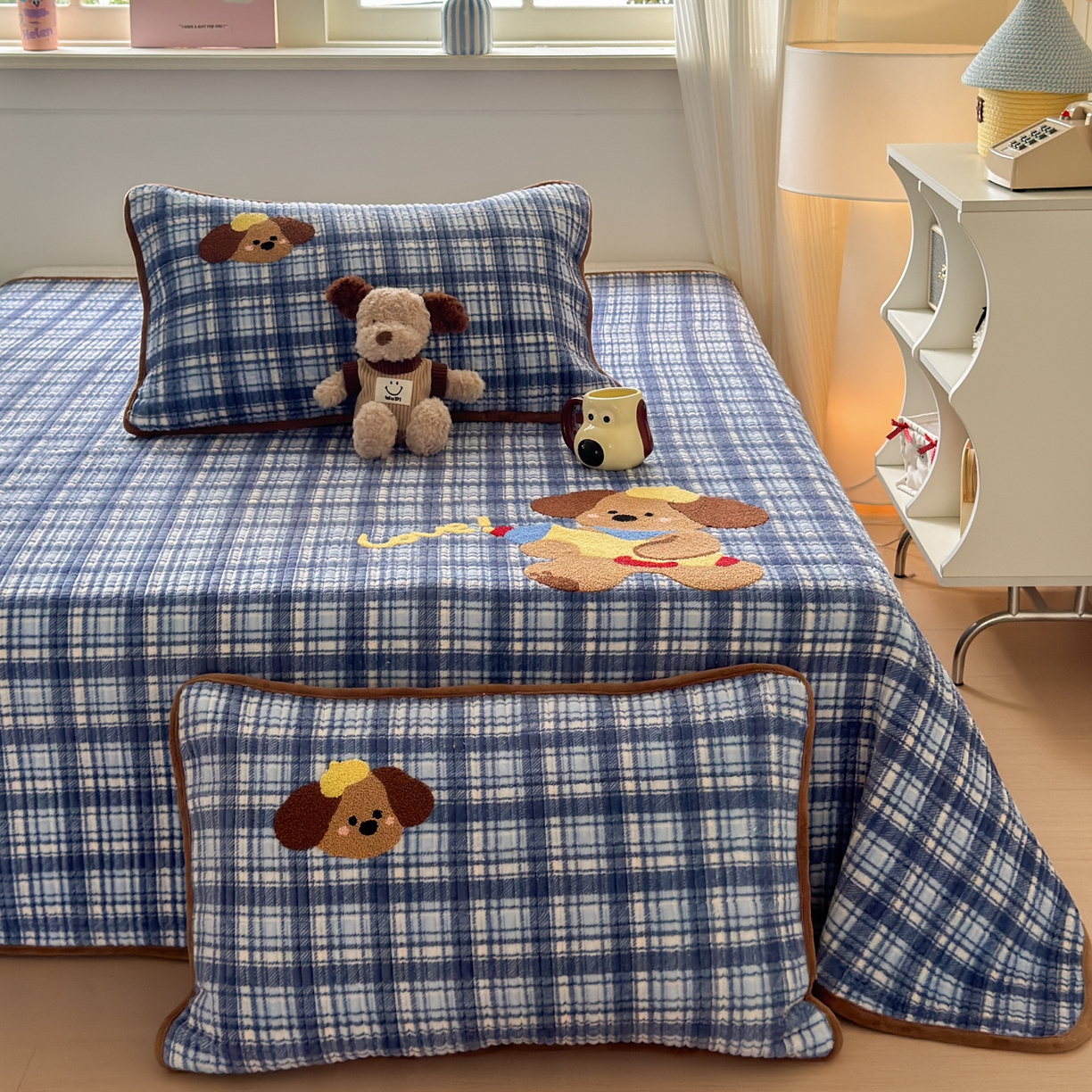 91家纺网 家纺一手货源 找家纺 寐居家纺 2025新款A类牛奶绒毛巾绣床盖 格纹萌犬