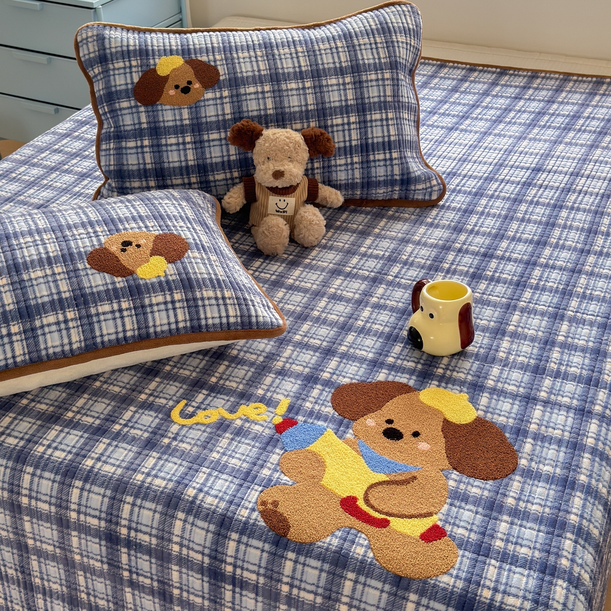 91家纺网 家纺一手货源 找家纺 寐居家纺 2025新款A类牛奶绒毛巾绣床盖 格纹萌犬