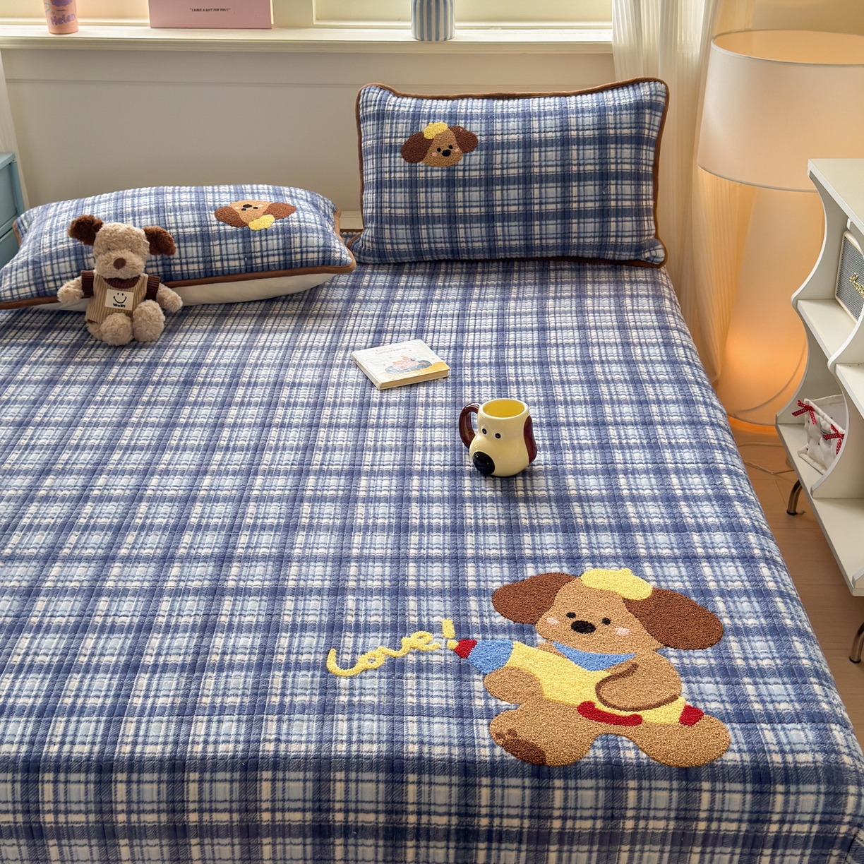 91家纺网 家纺一手货源 找家纺 寐居家纺 2025新款A类牛奶绒毛巾绣床盖 格纹萌犬