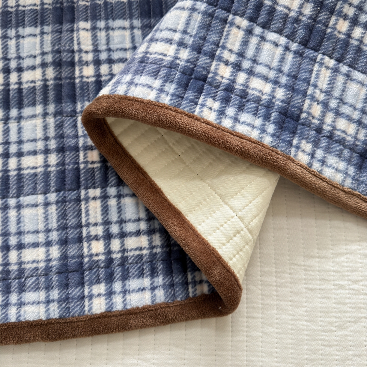 91家纺网 家纺一手货源 找家纺 寐居家纺 2025新款A类牛奶绒毛巾绣床盖 格纹萌犬