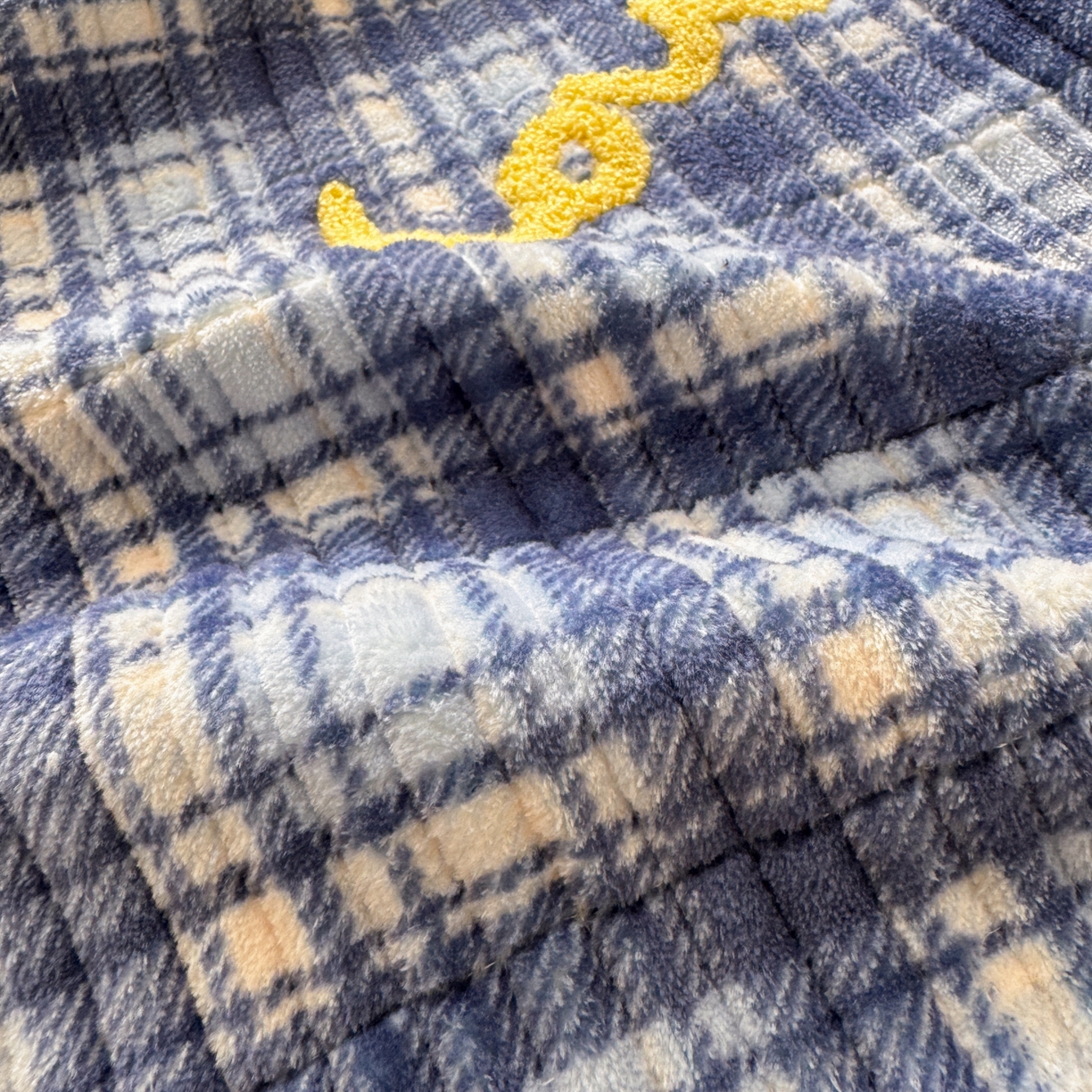 91家纺网 家纺一手货源 找家纺 寐居家纺 2025新款A类牛奶绒毛巾绣床盖 格纹萌犬