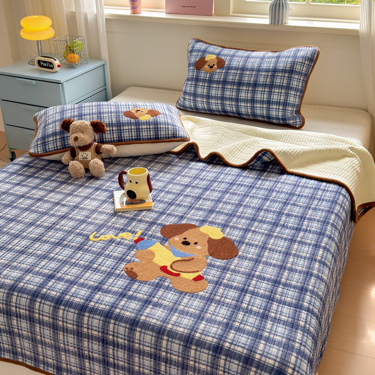 91家纺网 家纺一手货源 找家纺 寐居家纺 2025新款A类牛奶绒毛巾绣床盖 格纹萌犬