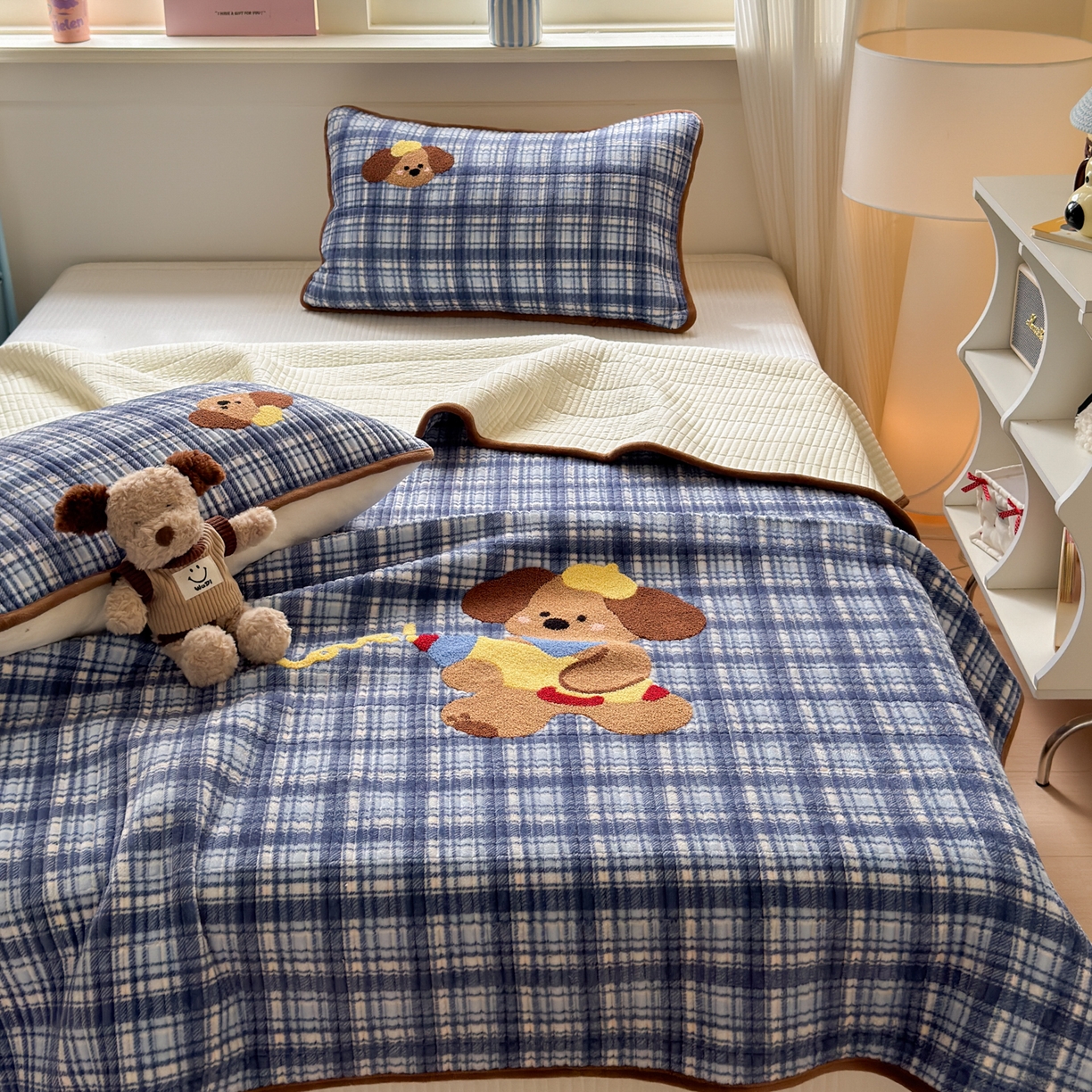 91家纺网 家纺一手货源 找家纺 寐居家纺 2025新款A类牛奶绒毛巾绣床盖 格纹萌犬