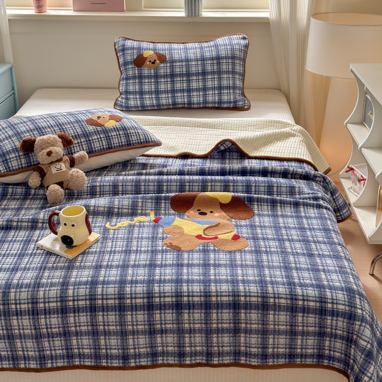 91家纺网 家纺一手货源 找家纺 寐居家纺 2025新款A类牛奶绒毛巾绣床盖 格纹萌犬