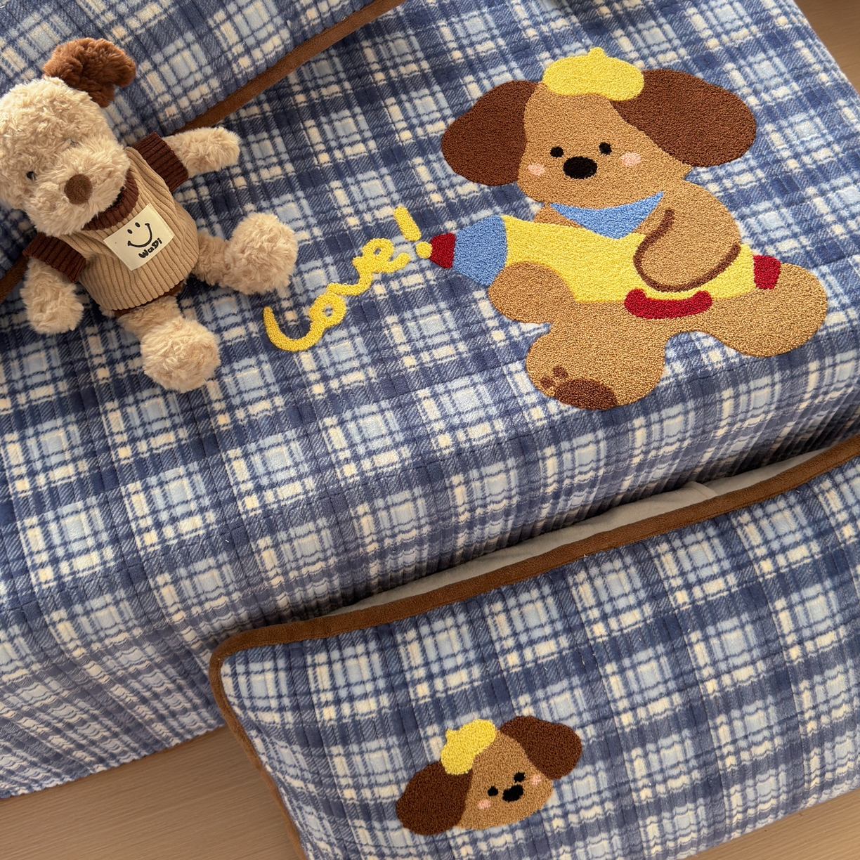 91家纺网 家纺一手货源 找家纺 寐居家纺 2025新款A类牛奶绒毛巾绣床盖 格纹萌犬